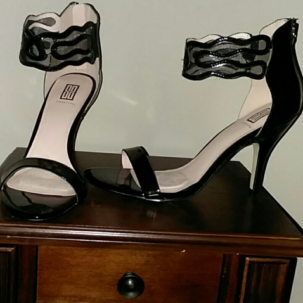 Women"s black pump